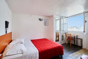 Dobbeltrom, delt bad | Skrivebord, lydisolert, barnesenger (inkludert) og wi-fi (inkludert)