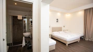 Habitació triple | Caixa forta a l'habitació, escriptori i habitacions insonoritzades