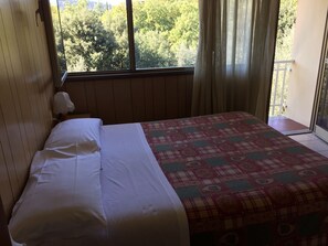 Chambre Quadruple Standard | Lits bébé (en supplément), Wi-Fi gratuit, draps fournis