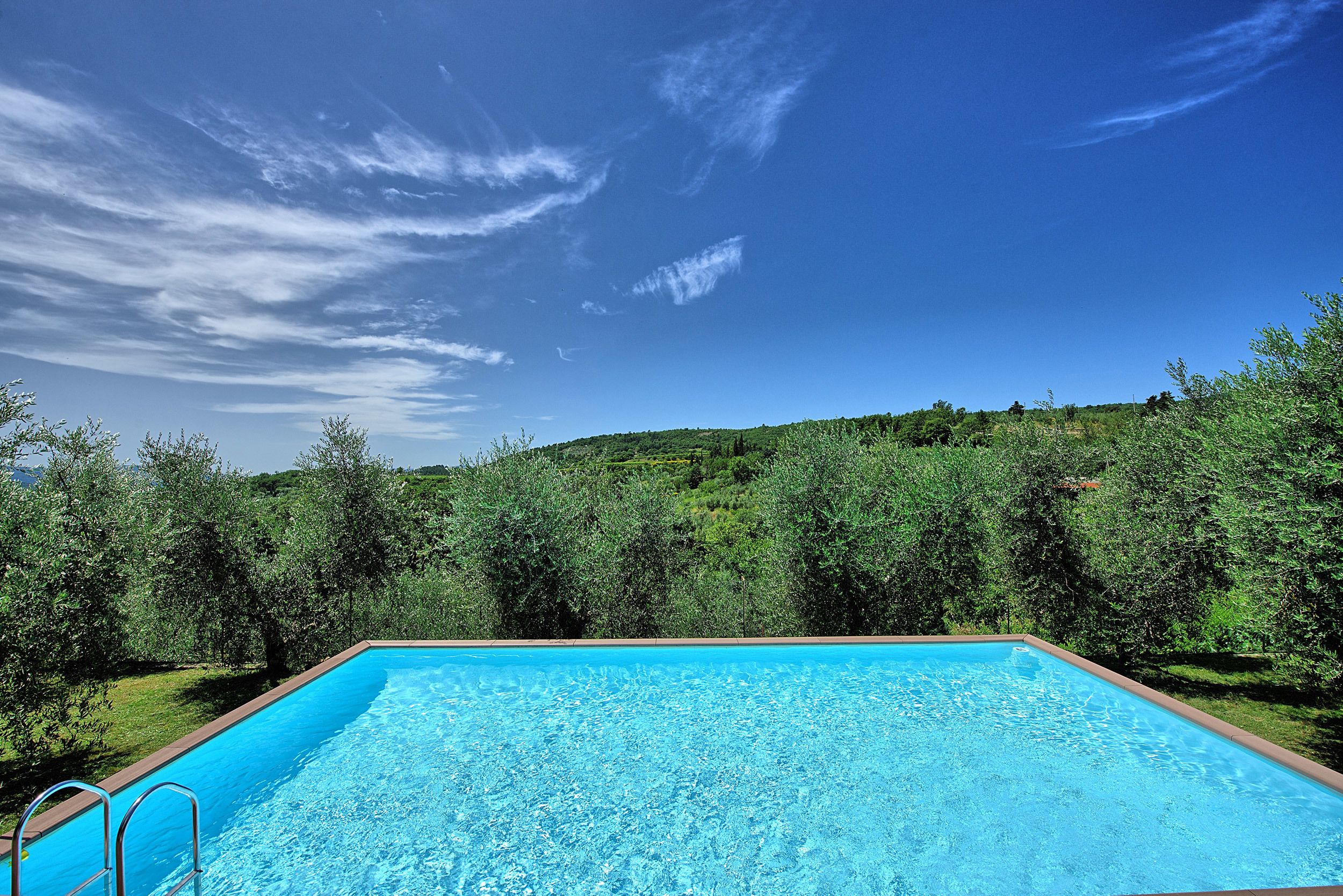 Una piscina al aire libre, una piscina en la azotea