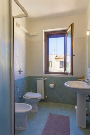 Douche, articles de toilette gratuits, sèche-cheveux, bidet