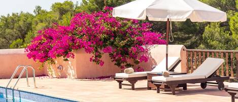 Kauden mukainen ulkouima-allas, aurinkovarjoja, aurinkotuoleja