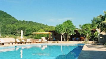 Alberca al aire libre por temporada y sombrillas en la alberca