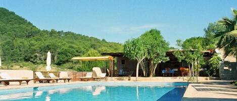 Seasonal outdoor pool, pool umbrellas, sun loungers