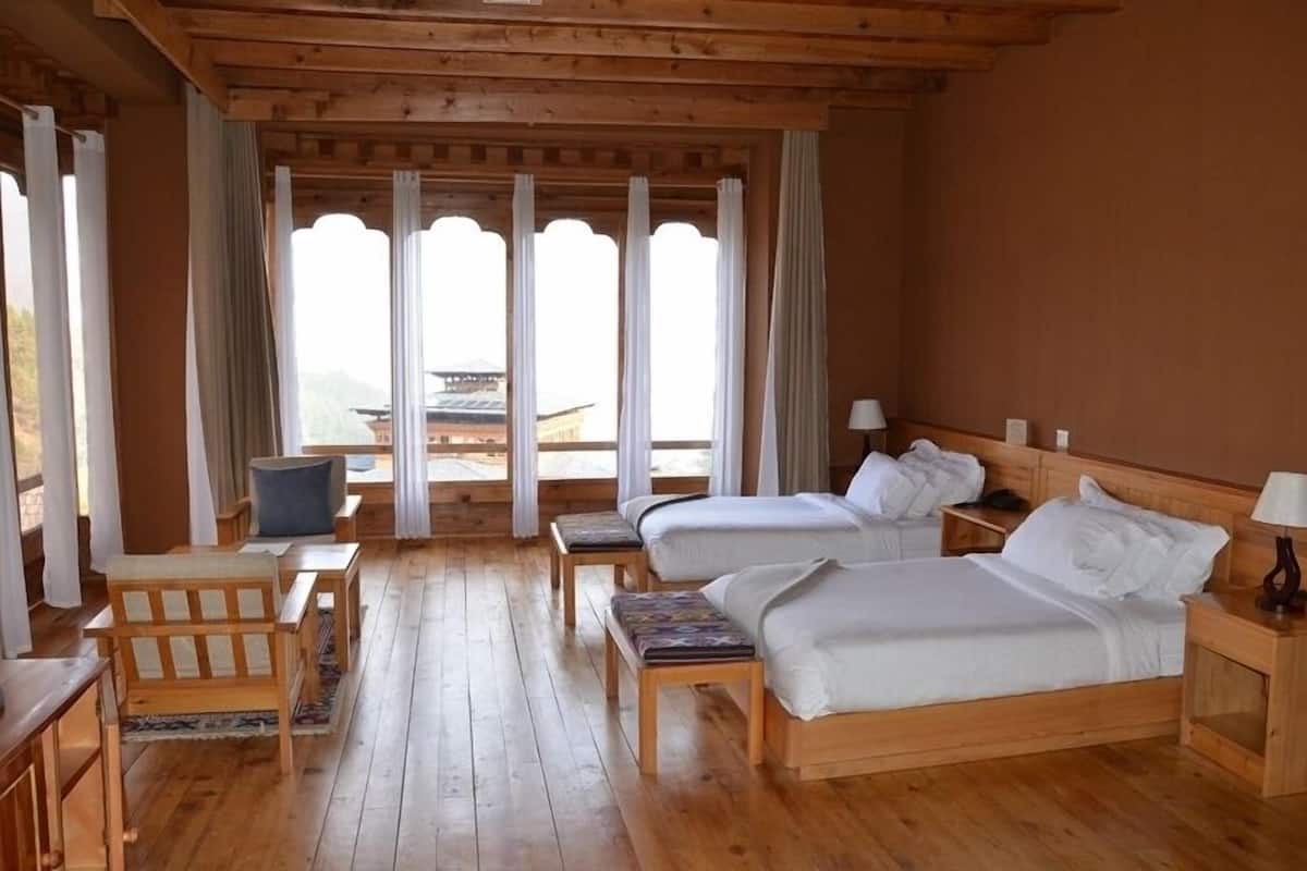 Minibar, coffres-forts dans les chambres, bureau