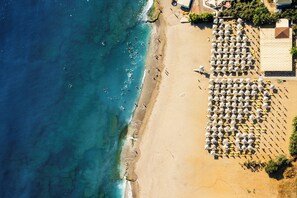 私人海灘、躺椅、太陽傘、沙灘巾