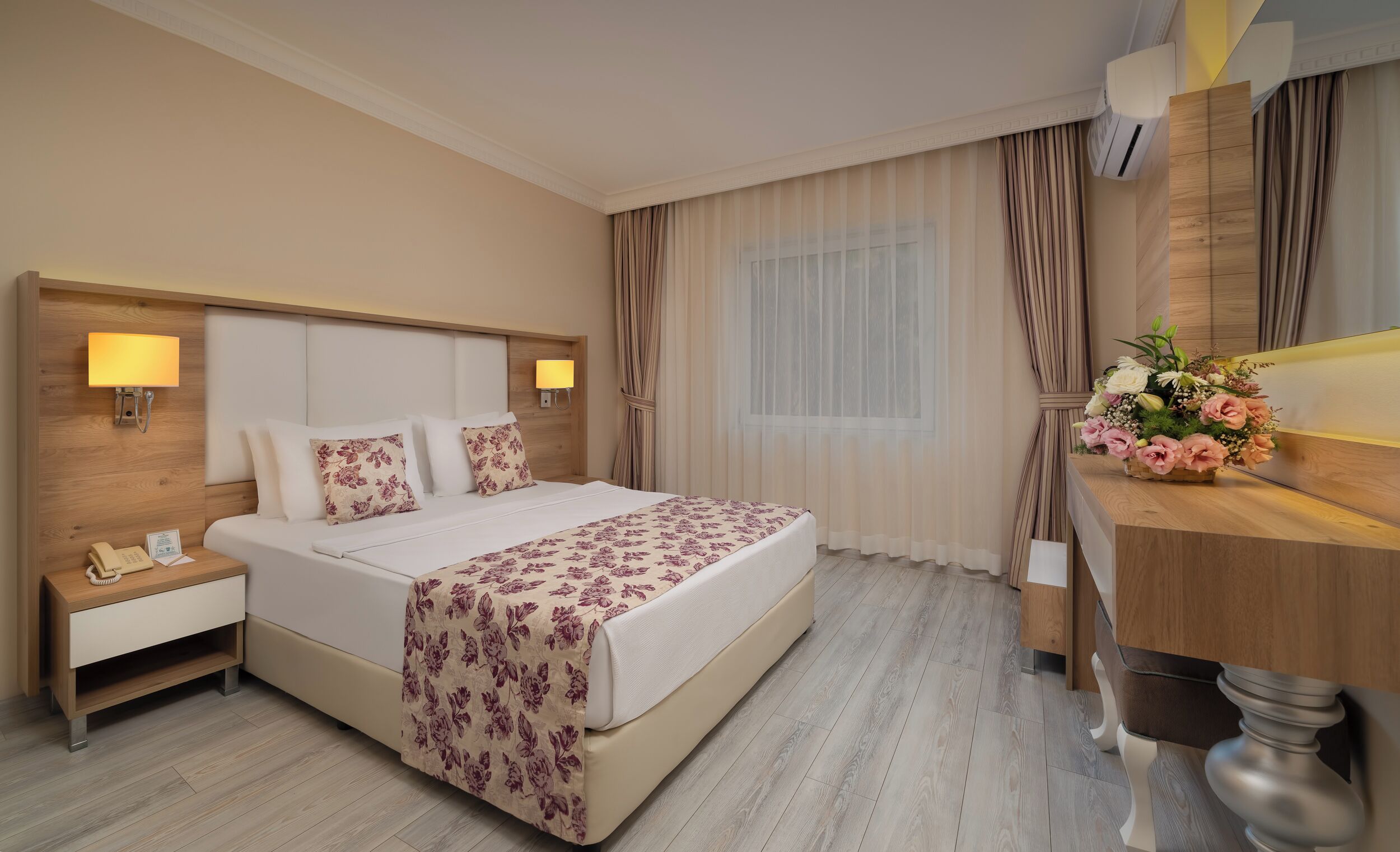 Habitación familiar, 1 habitación, accesible para personas con discapacidad | Minibar con artículos gratuitos, caja fuerte, escritorio