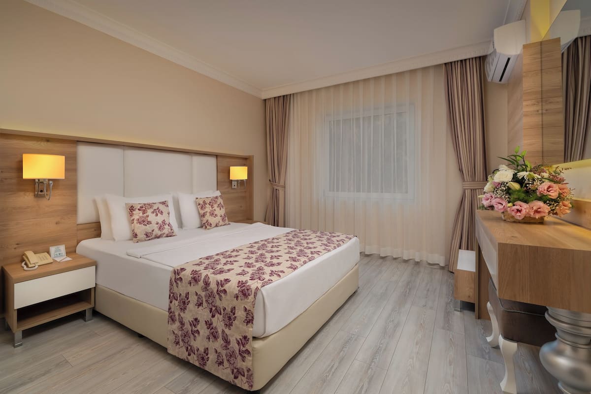 Family Room, 1 Bedroom, Accessible | Free minibar, in-room safe, desk, blackout drapes