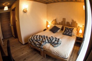 Economy kamer, niet-roken, balkon | Luxe beddengoed, een minibar, een kluis op de kamer, een bureau