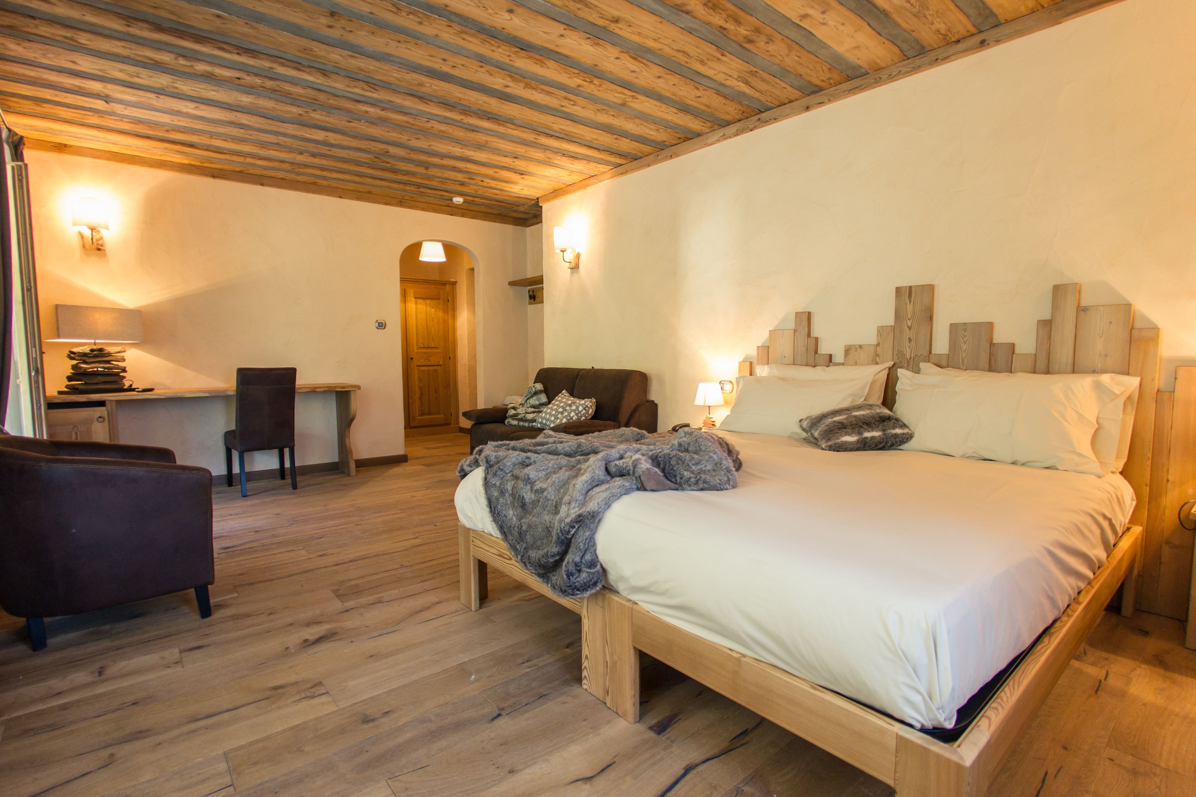 deluxe room, 1 bedroom, terrace, mountain view | premium bedding, minibar, in-room safe, desk