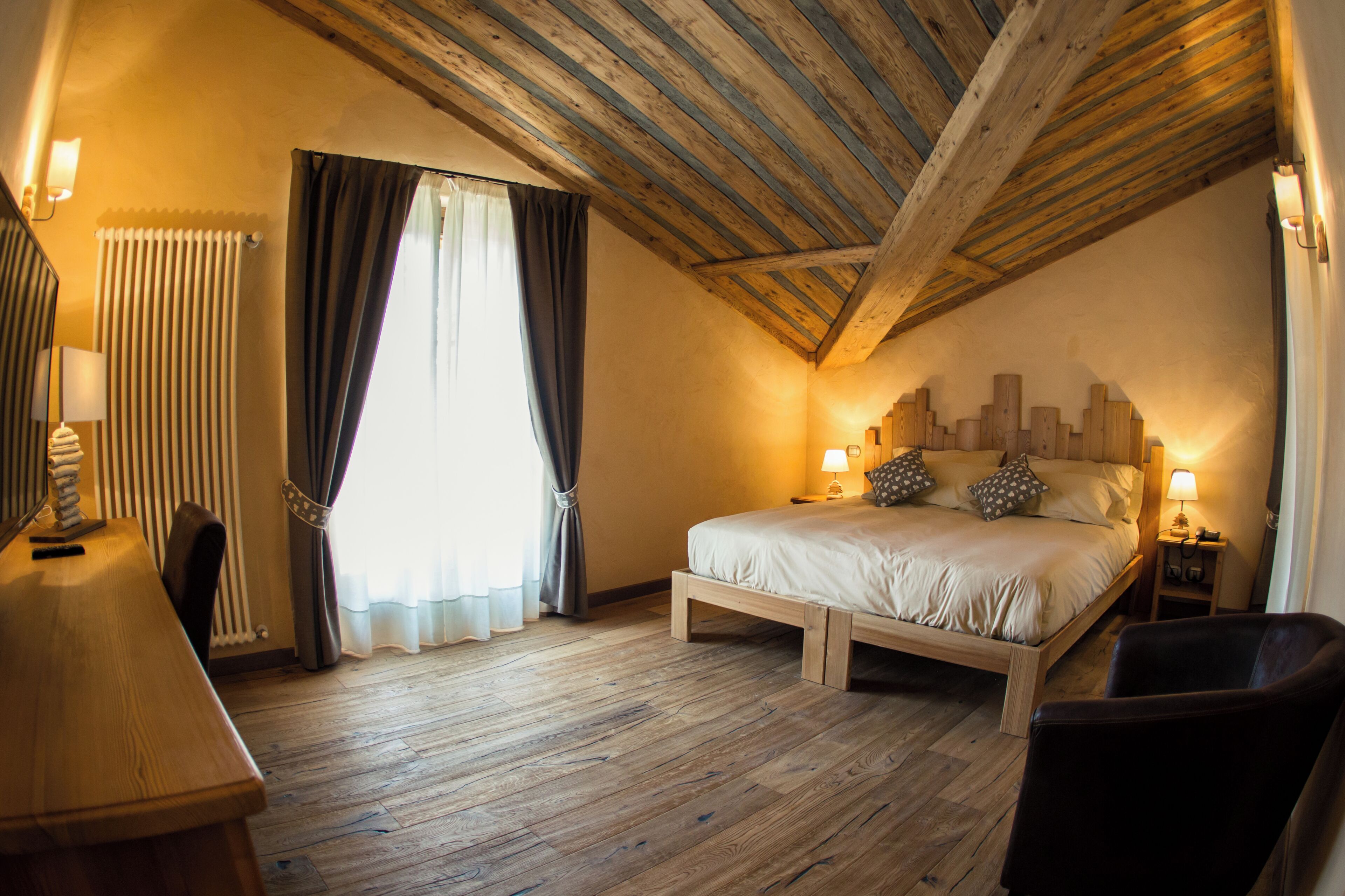 Ropa de cama de alta calidad, cubrecamas y minibar 