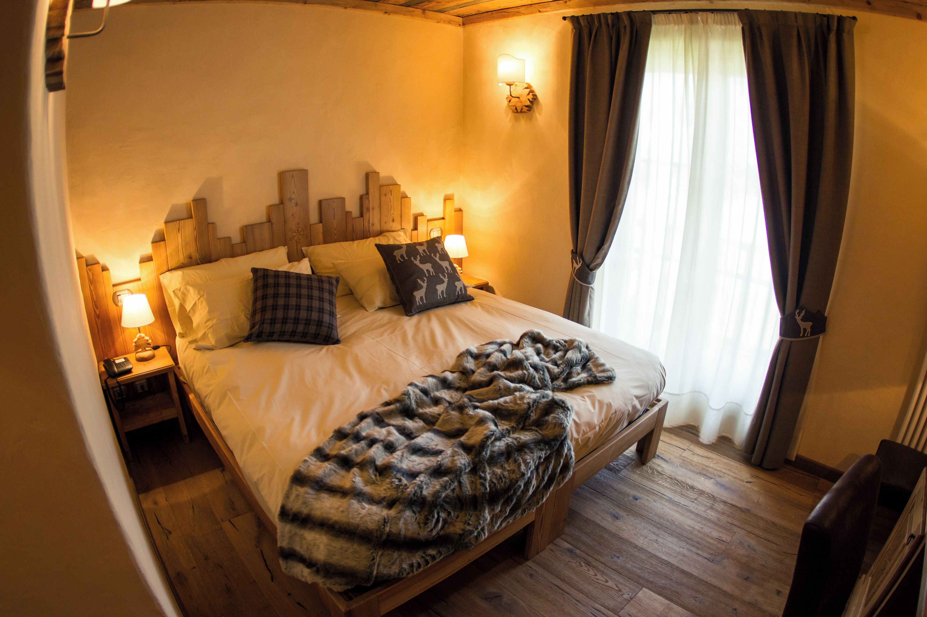 Ropa de cama de alta calidad, cubrecamas y minibar 