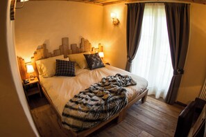 Economy Room, Non Smoking, Balcony | Premium bedding, minibar, in-room safe, desk
