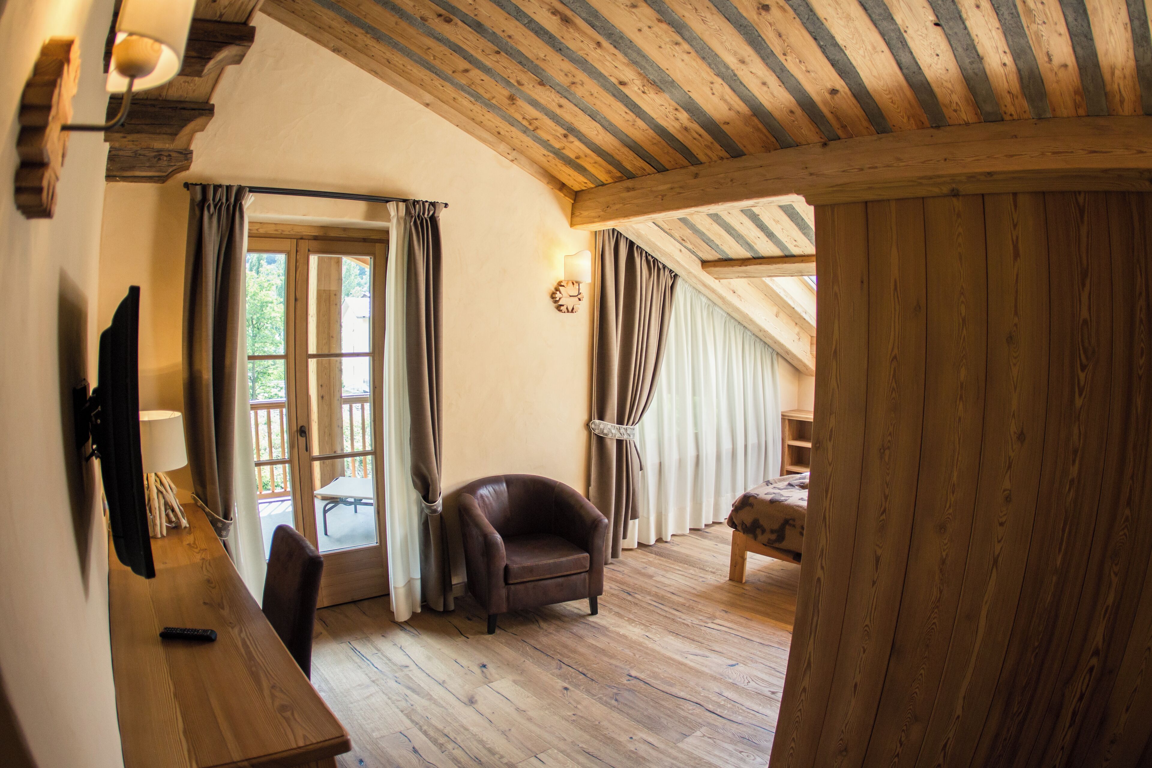 Familien-Maisonette, 1 Schlafzimmer, Terrasse, Bergblick | Wohnbereich | 42-Zoll-Flachbildfernseher mit Satellitenempfang, Fernseher