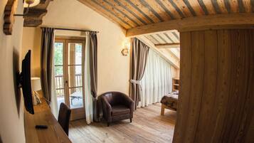 Familien-Maisonette, 1 Schlafzimmer, Terrasse, Bergblick | Wohnbereich | 42-Zoll-Flachbildfernseher mit Satellitenempfang, Fernseher