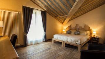 高級寝具、羽毛の掛け布団、ミニバー、セーフティボックス (室内)