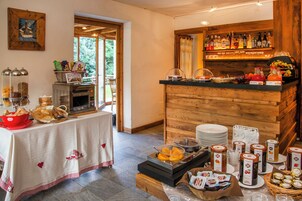Una mesa de desayuno tipo bufé con diversos alimentos y bebidas.