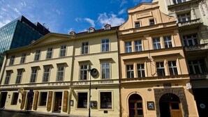 A historic building with a restaurant and hotel on the ground floor. - U Medvidku (Prague)