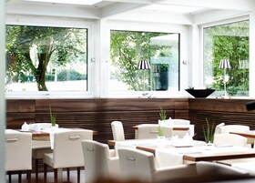 Full breakfast on weekdays (EUR 18 per person)