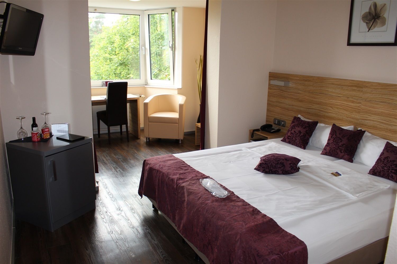 in-room safe, desk, soundproofing, free wifi