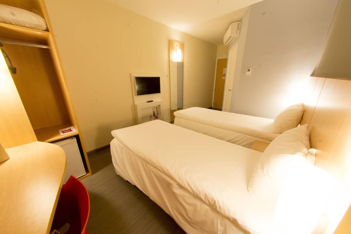 standard room, 2 single beds | minibar, in-room safe, desk, soundproofing