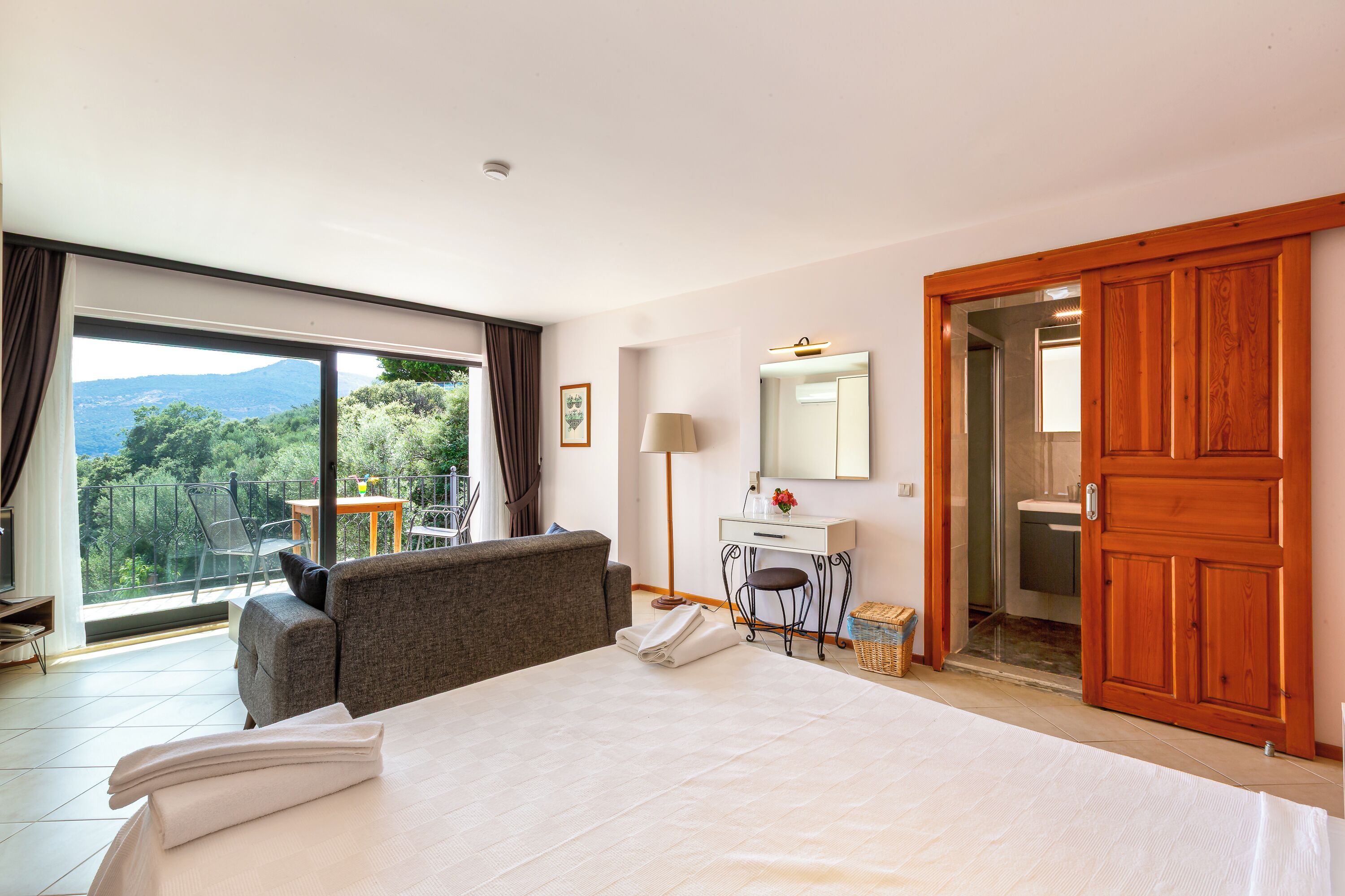 deluxe suite | minibar, free wifi, bed sheets