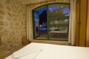 Standard Room, 2 Single Beds | Minibar, free WiFi, bed sheets