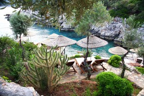 Private beach, free beach cabanas, sun loungers, beach umbrellas - Kulube Hotel (Kas)