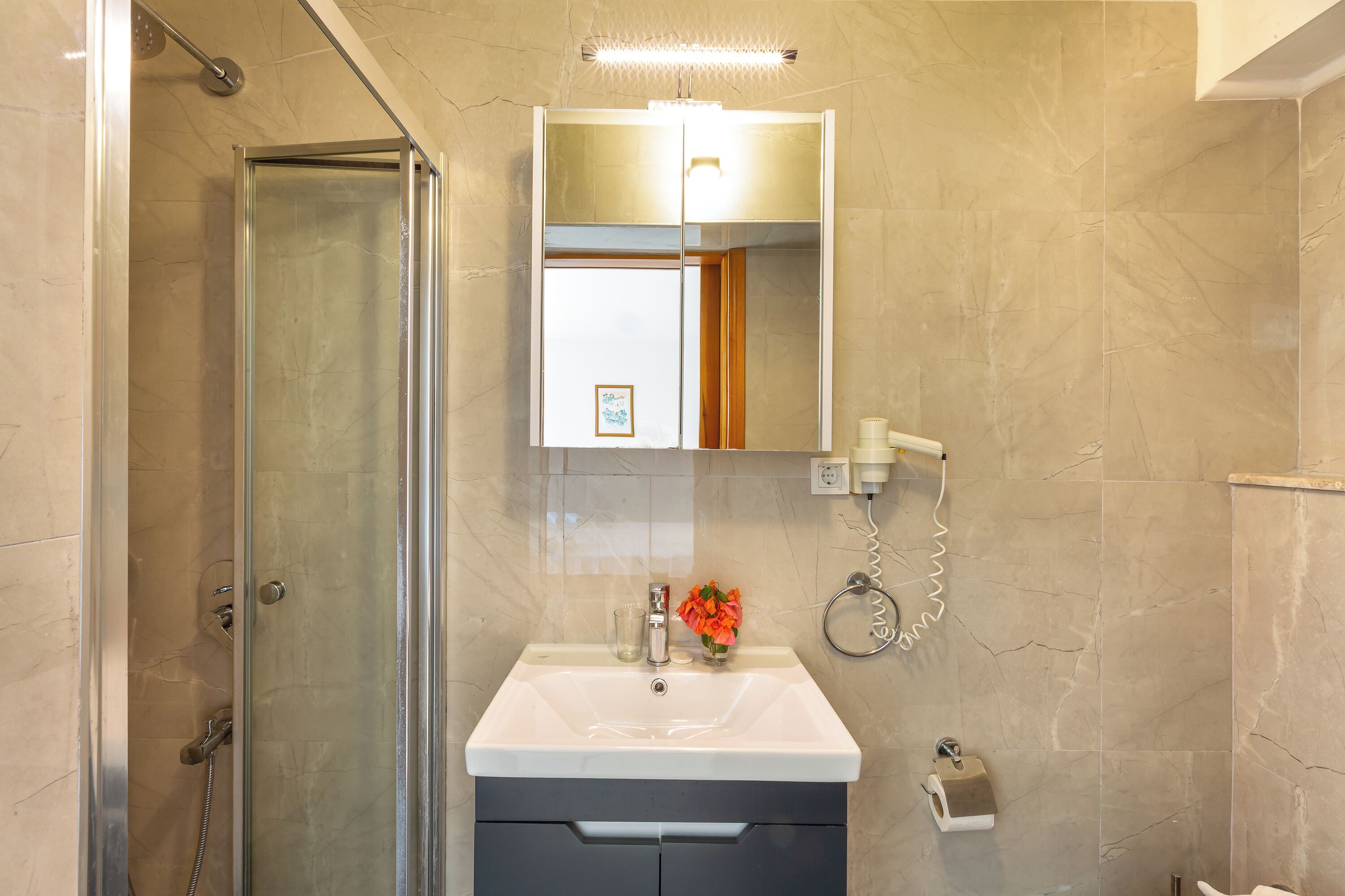 deluxe suite | bathroom | hair dryer, towels