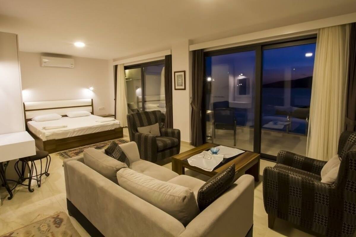 exclusive room, pool access, sea facing | minibar, free wifi, bed sheets