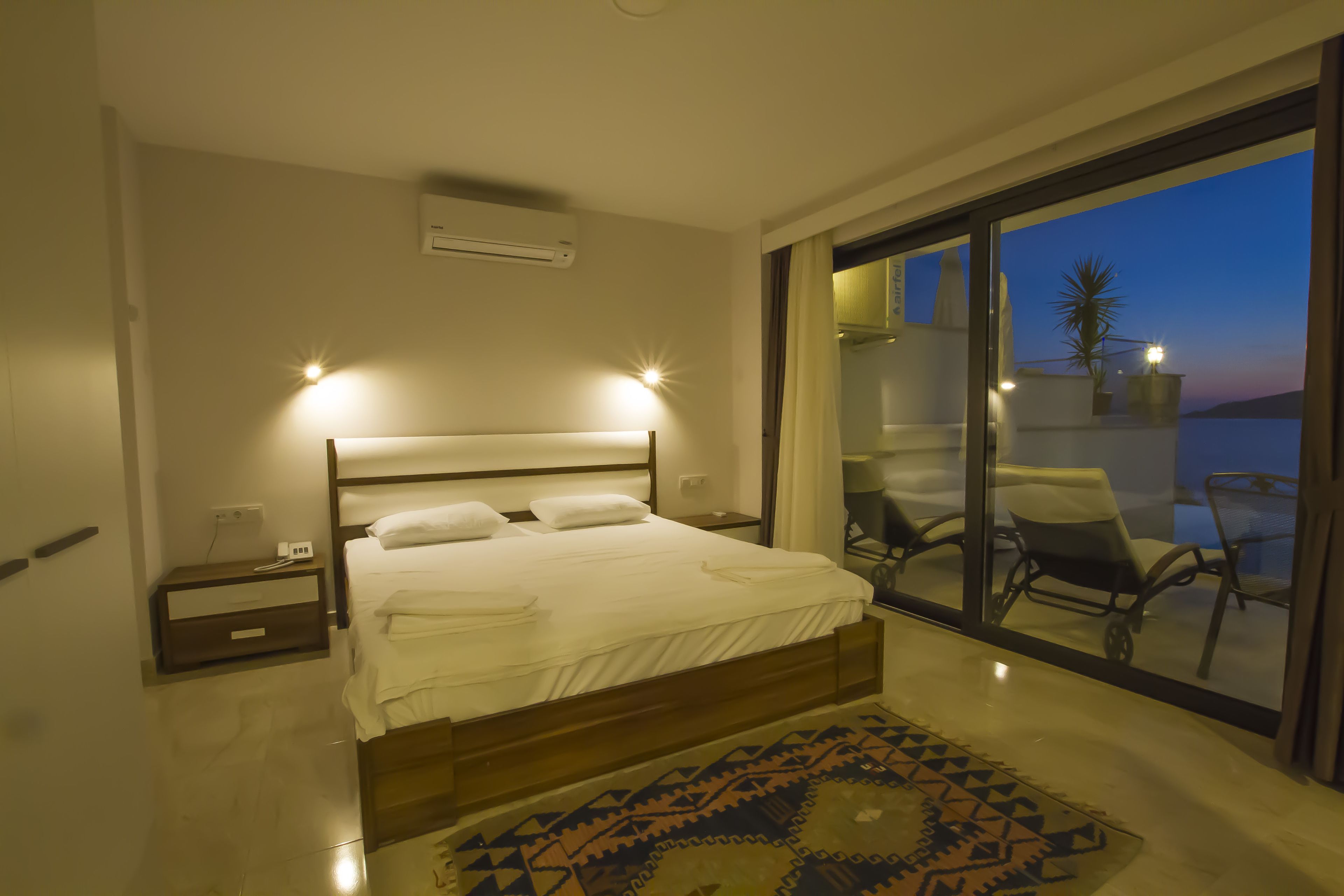 exclusive room, pool access, sea facing | minibar, free wifi, bed sheets