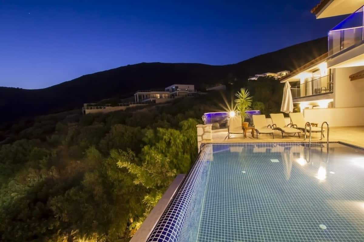 Exclusieve kamer, toegang tot zwembad, uitzicht op zee | Een minibar, gratis wifi, beddengoed