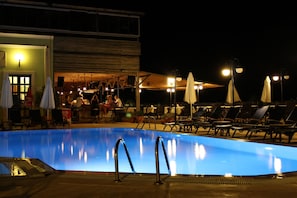 Poolside bar