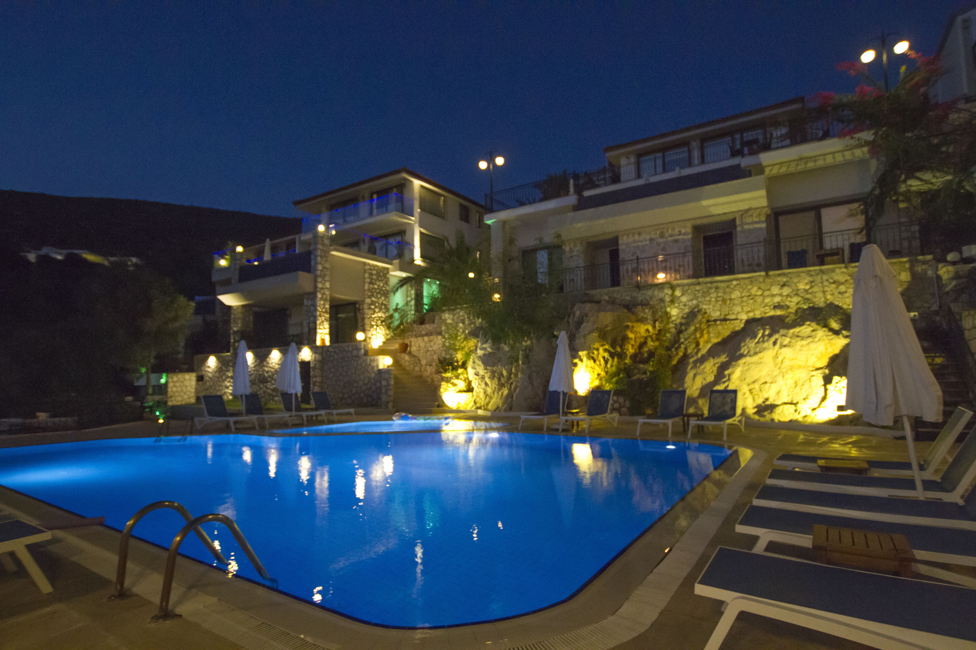 3 outdoor pools, open 8:30 am to 8:00 pm, pool umbrellas, pool loungers