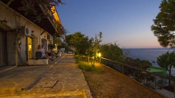 Minibar, wifi gratis y ropa de cama