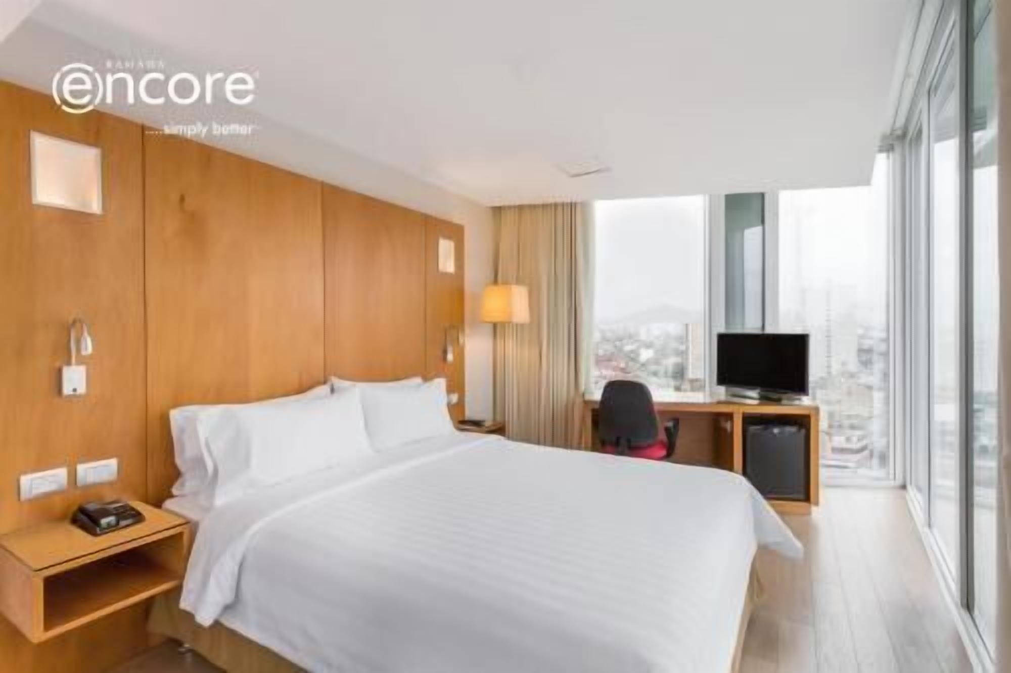 Minibar, caja de seguridad en la habitación y escritorio 