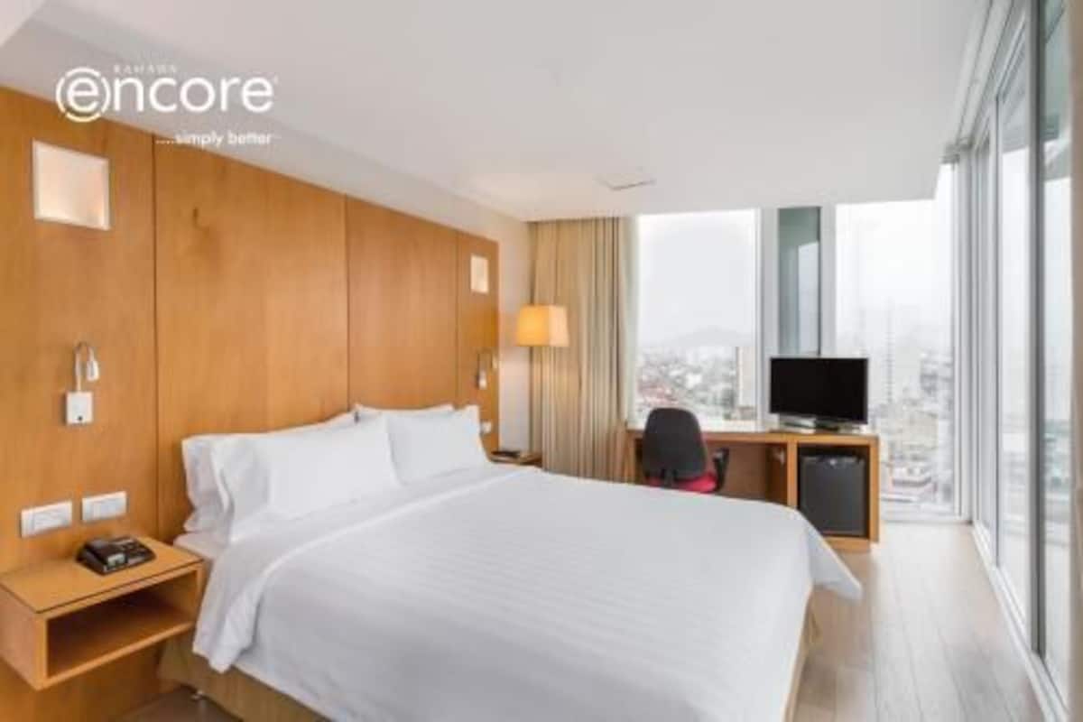 Minibar, caja de seguridad en la habitación y escritorio