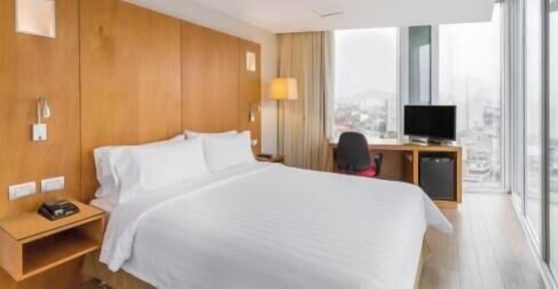 Minibar, coffres-forts dans les chambres, bureau, rideaux occultants