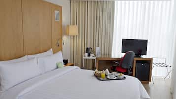 Minibar, caja de seguridad en la habitación y escritorio