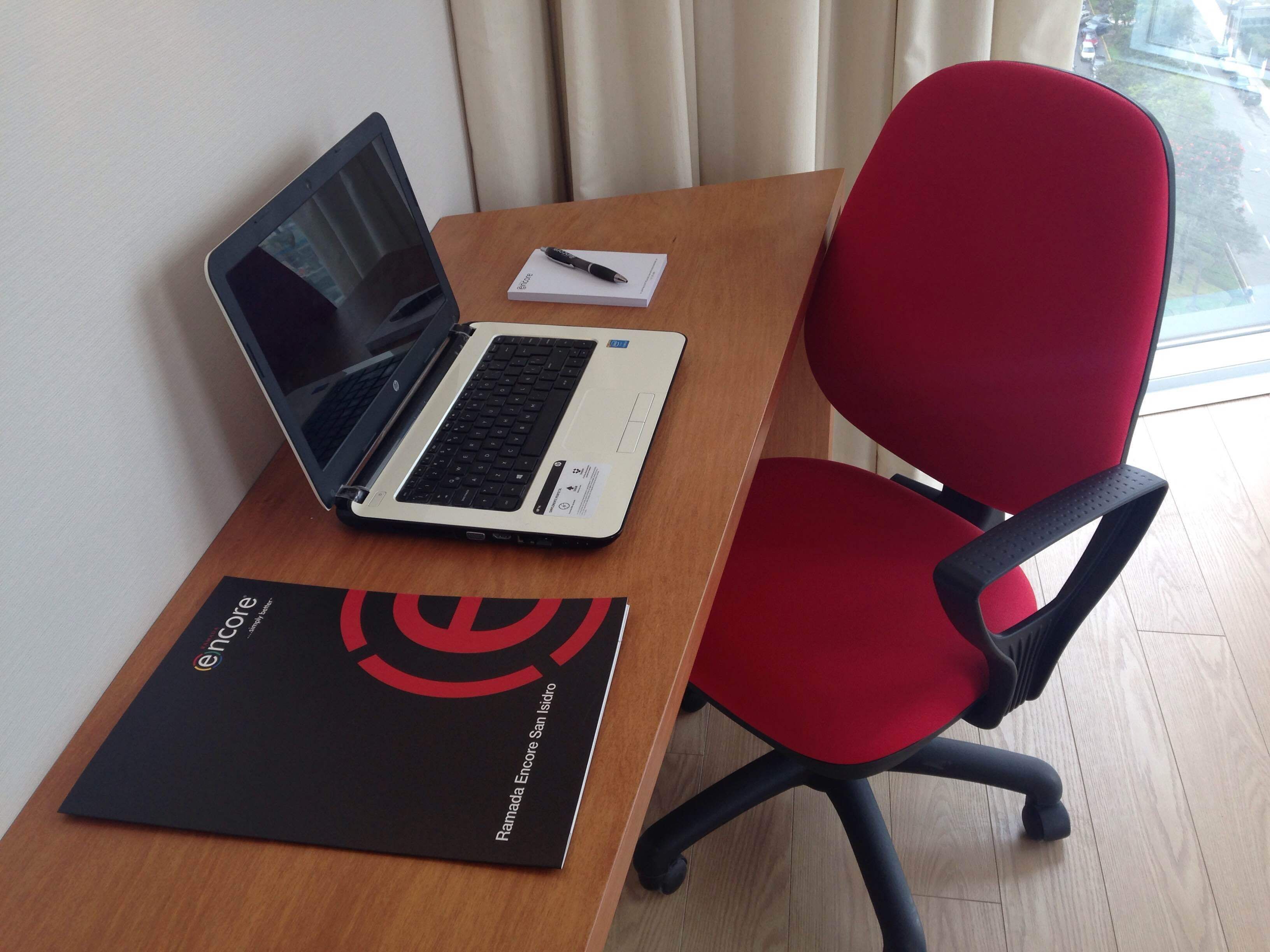 deluxe room, 1 queen bed, non smoking | minibar, in-room safe, desk, blackout curtains