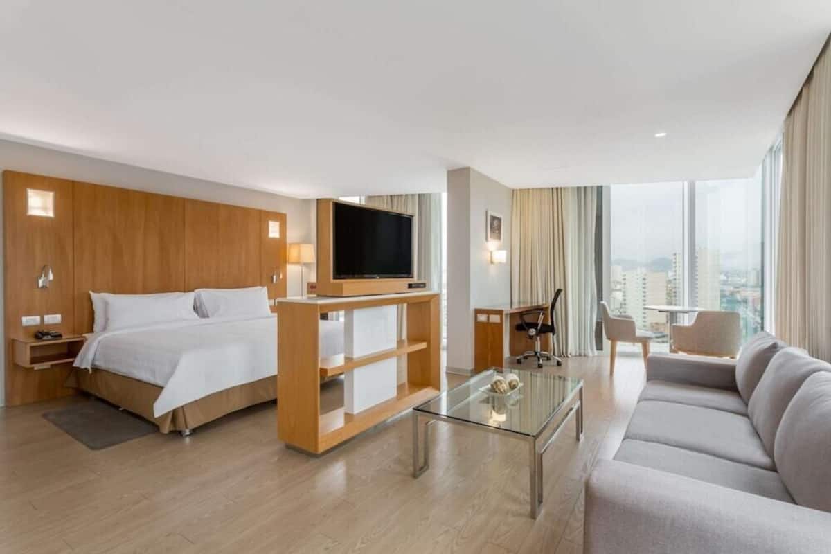 Minibar, caja de seguridad en la habitación y escritorio