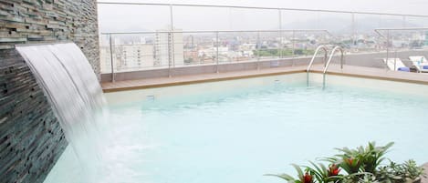 Una piscina al aire libre