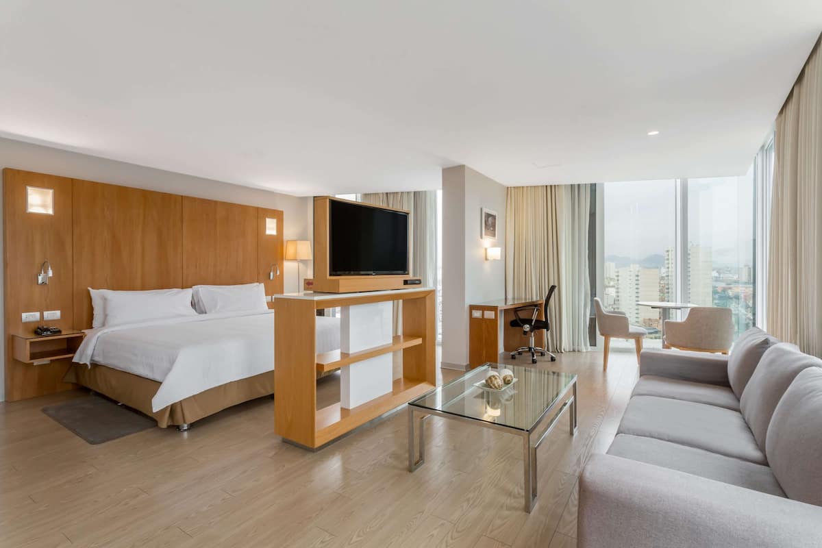 room, 1 king bed, non smoking | minibar, in-room safe, desk, blackout curtains