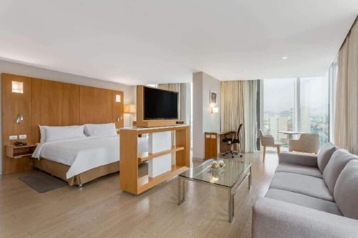 Minibar, caja de seguridad en la habitación y escritorio