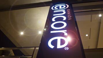 Un letrero que muestra la palabra 'encore' y 'RAMADA'.