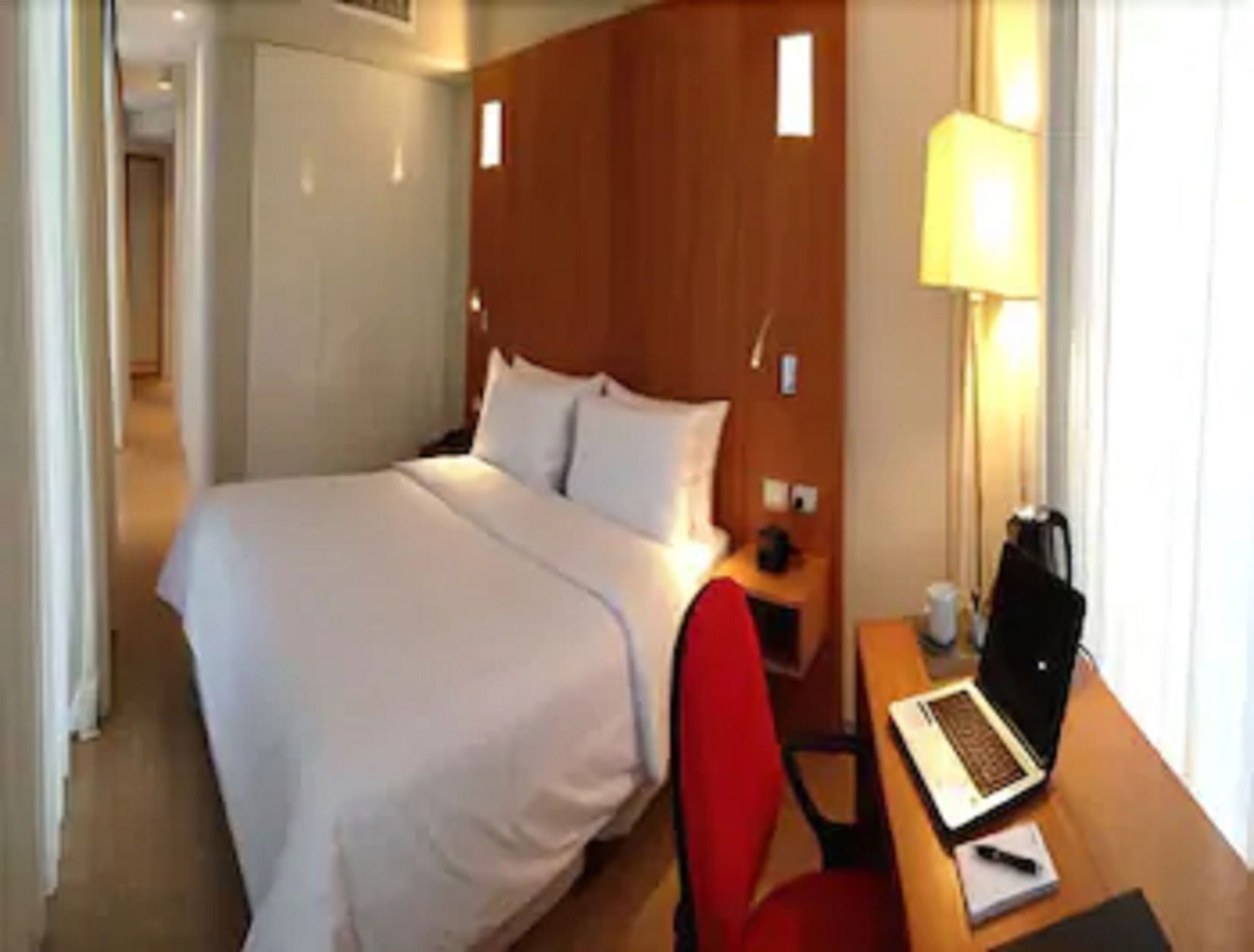 Minibar, caja de seguridad en la habitación y escritorio 