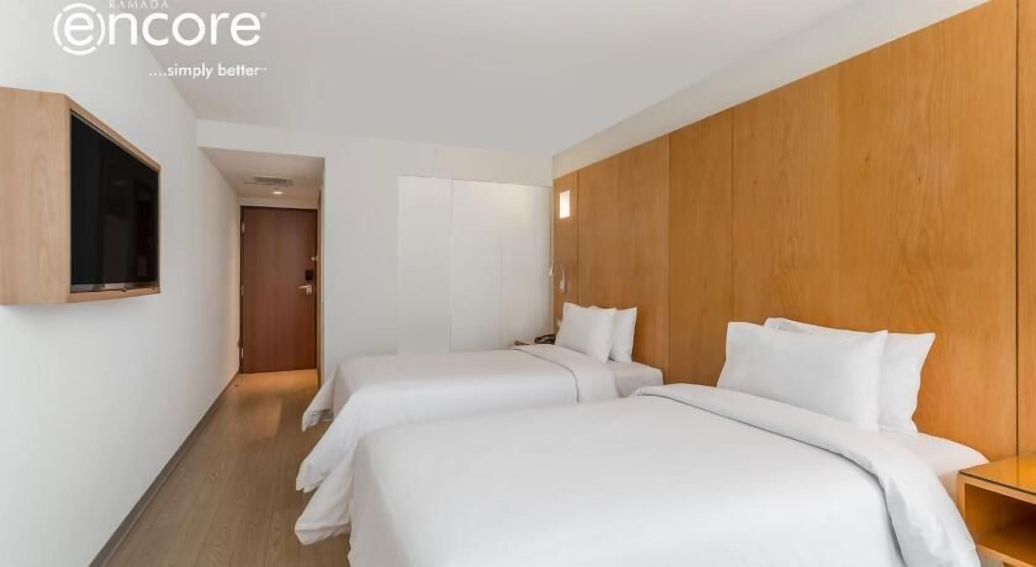 Minibar, caja de seguridad en la habitación y escritorio 