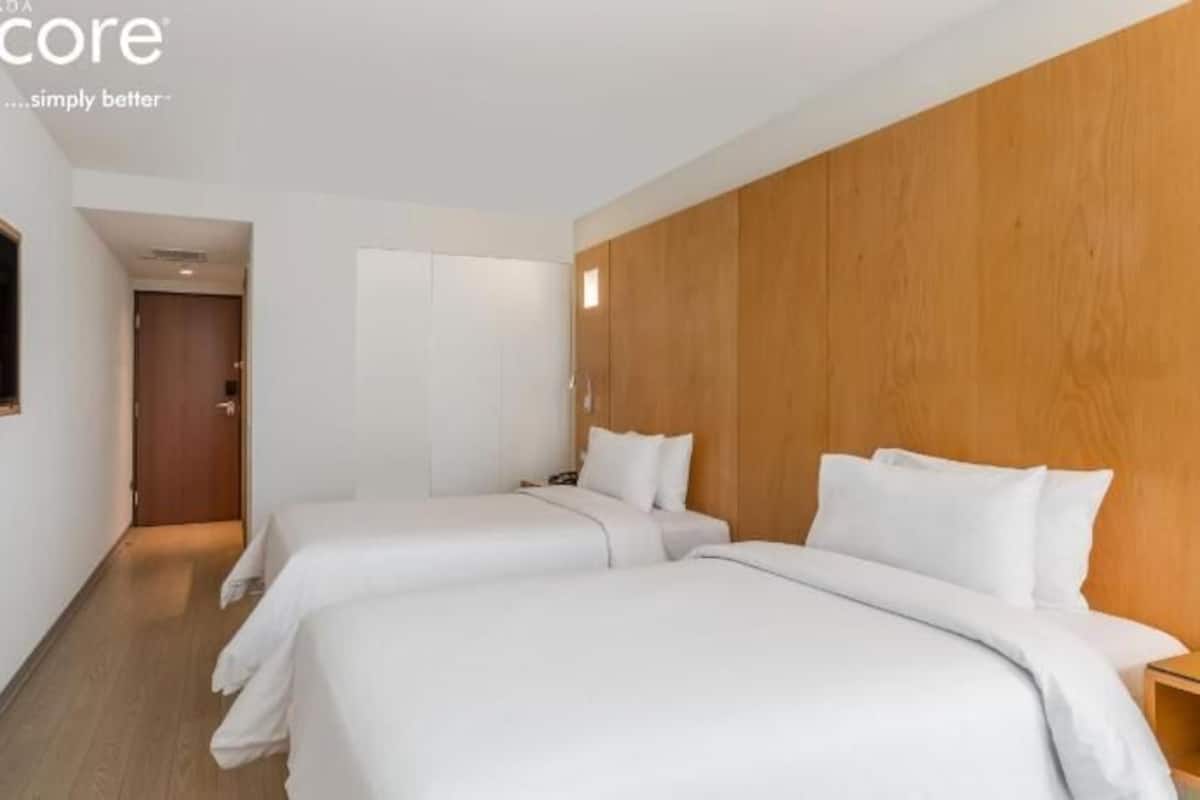 Minibar, caja de seguridad en la habitación y escritorio
