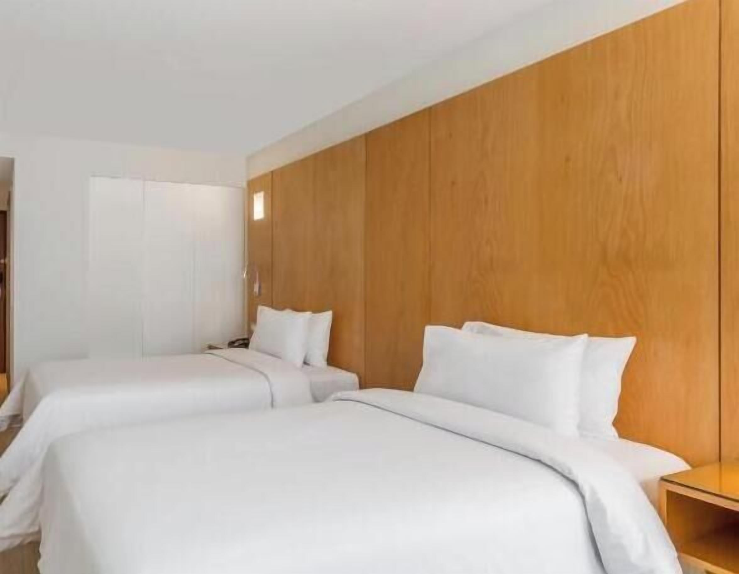 Minibar, coffres-forts dans les chambres, bureau, rideaux occultants