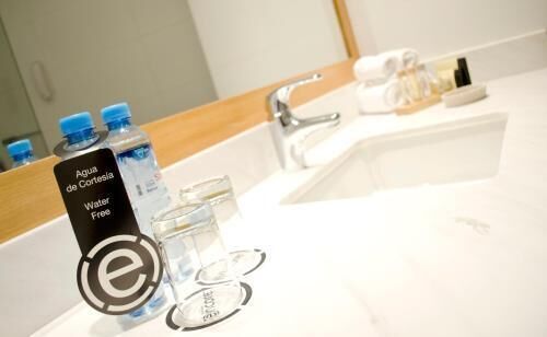 Baño | Regadera, amenidades de baño gratuitas, secadora de cabello, toallas 